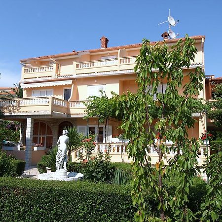 Guest House Sandra Rab Town Exterior photo