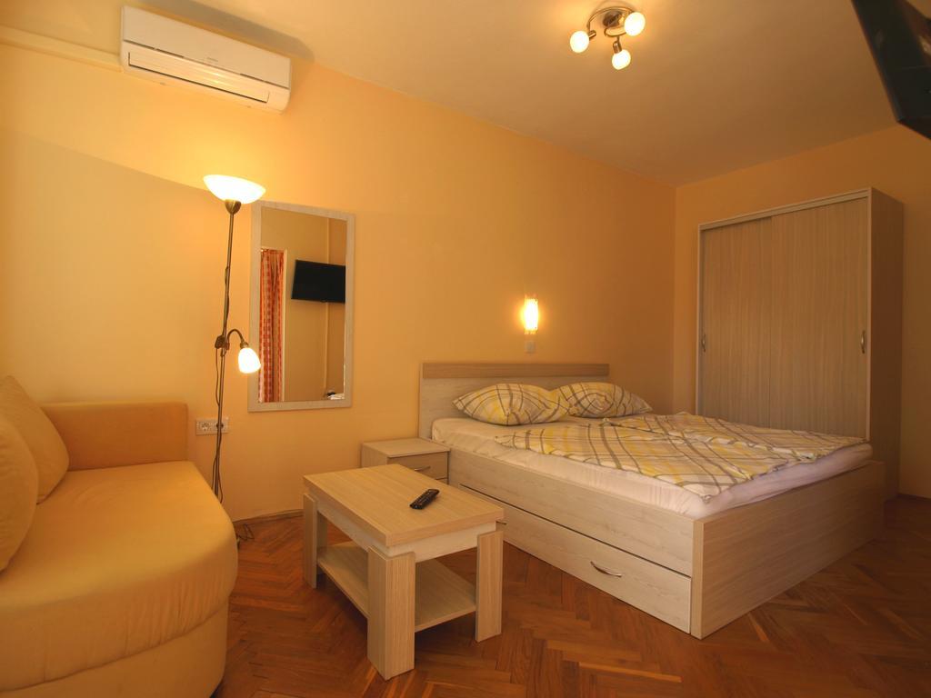 Guest House Sandra Rab Town Exterior photo